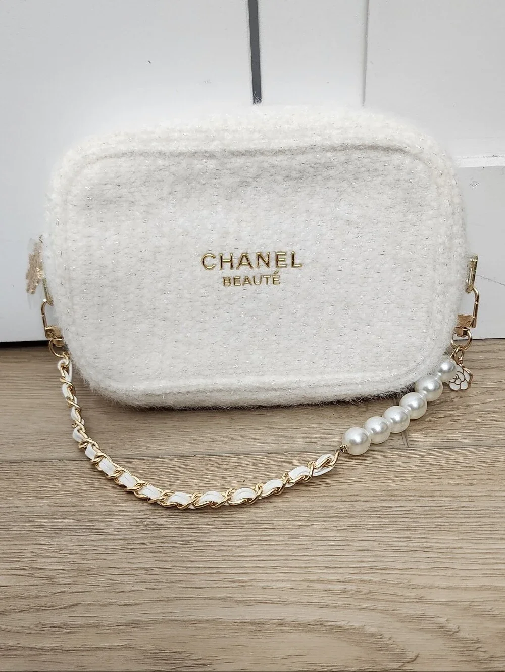 CHANEL White/Cream Tweed Pearl-Embellished Shoulder Bag